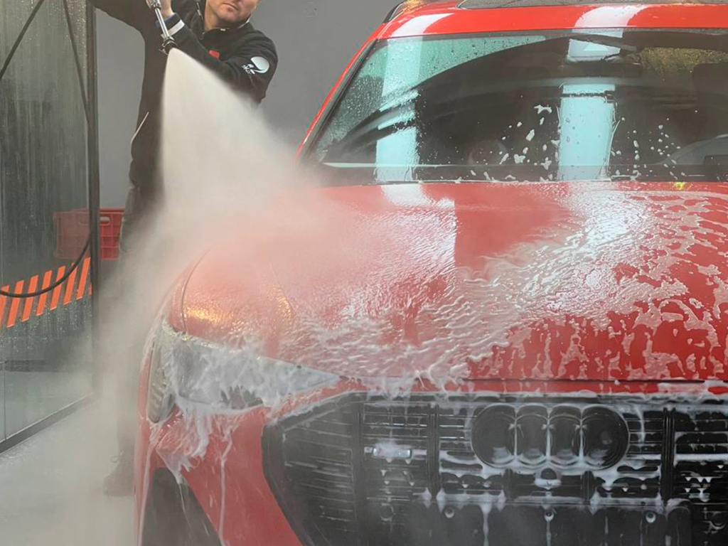 Мийка Audi в детейлінг центрі перед нанесенням захисного покриття.