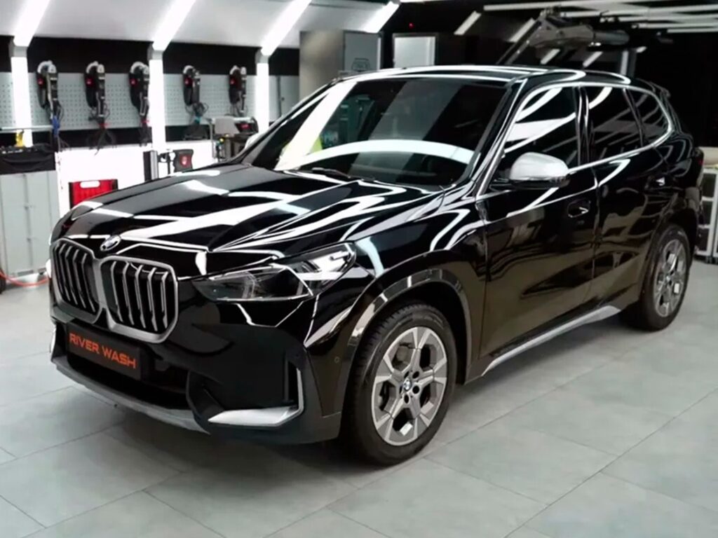 Результат комплексного детейлінгу кузова BMW з глибоким дзеркальним блиском