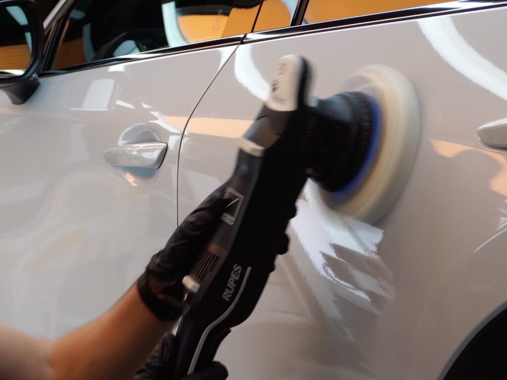 Полірування бокової частини кузова автомобіля машинкою RUPES