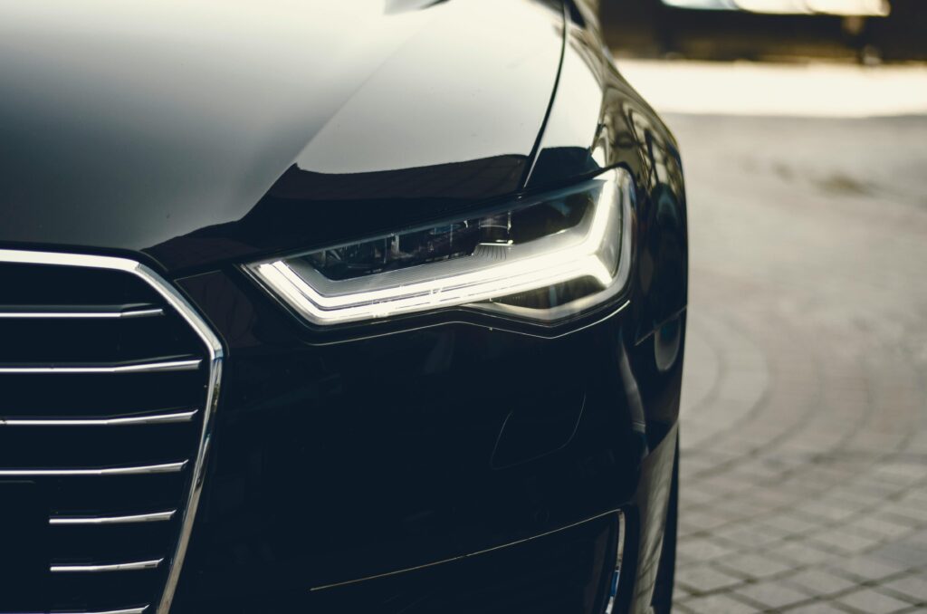 Відновлений капот Audi після витягування вм'ятин без пошкодження лаку.